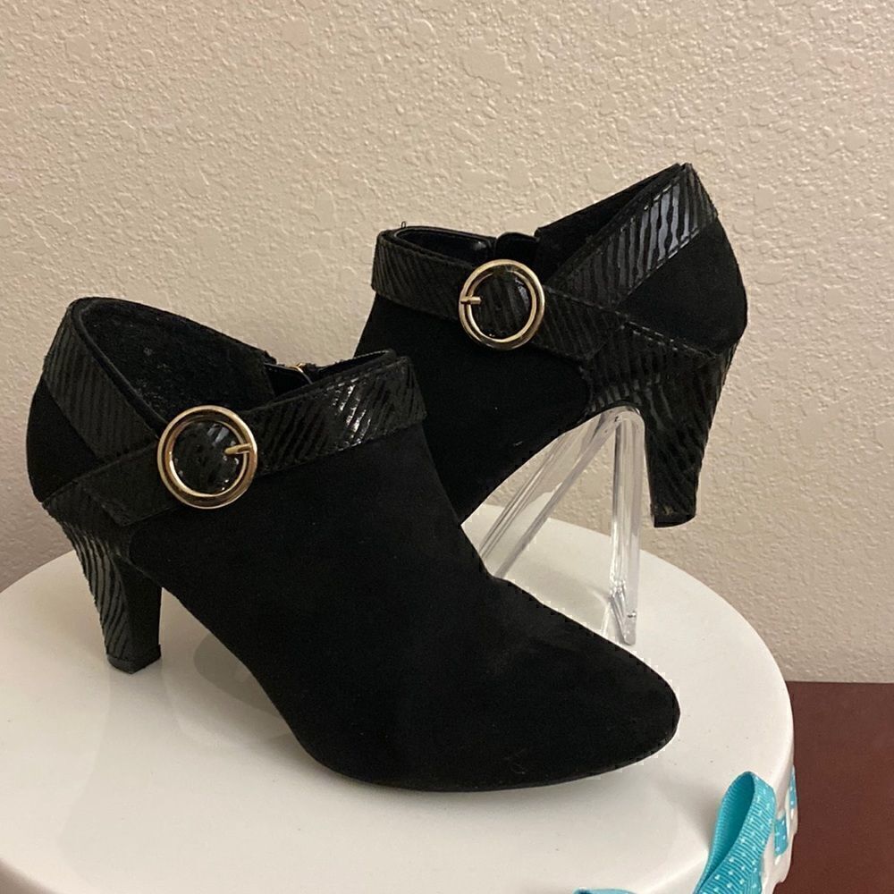 London Fog Black Suede Ankle Zipper Ankle 6M
